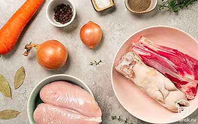 Промойте, просушите, очистите и разделите на несколько частей говяжью голяшку, куриную тушку и свиные уши. Морковь, корень петрушки и лук очистите, промойте и разрежьте на 4-6 частей. Укроп промойте и просушите. Подготовьте скороварку.