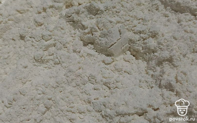 Смешать все сухие ингредиенты (муку, разрыхлитель, соль, сахар, ванилин).