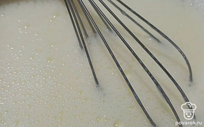 В другой емкости слегка взбить яйца. Добавить к ним молоко и растопленное сливочное масло.