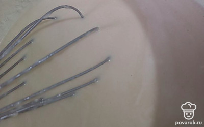 Всыпать сухие ингредиенты в молоко. Рамешать до однородности. Сделать это нужно максимально быстро.
Оставить тесто минут на десять, чтобы разрыхлитель начал работать.