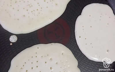 Жарить на горячей сковороде, смазанной маслом, пока на верхней части блинчиков не начнут появляться пузырьки. Затем перевернуть.