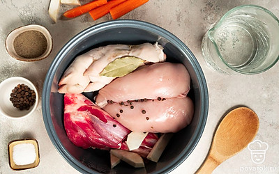 Сварите мясо. В миске замочите все мясные продукты на 3 часа, затем выложите их в скороварку, налейте воду, чтобы она покрыла мясо, добавьте коренья, специи и соль. Включите скороварку, крышку оставьте открытой. Доведите до кипения, снимите пену и уменьшите градус приготовления, закройте крышку и варите в течение 2 часов.