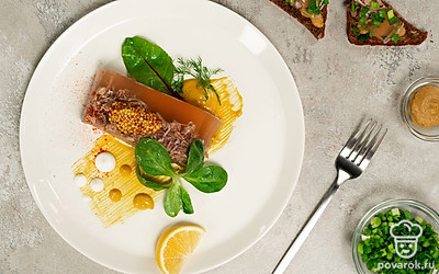 Холодец выложите на тарелку вверх дном и украсьте веточкой укропа.