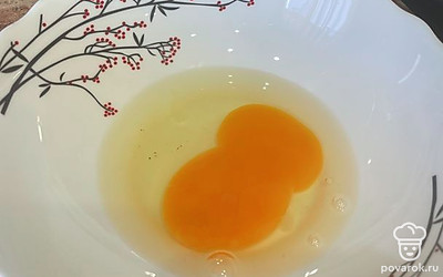 В миску разбиваем 1 куриное яйцо.