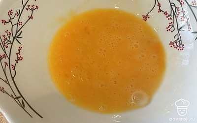 Вилочкой смешиваем до однородной консистенции.