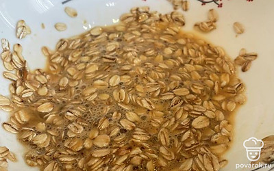 Добавляем овсянку и перемешиваем.