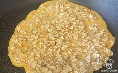 Выливаем на сковородку и накрываем крышкой. Как только одна сторона будет готова, переворачиваем. Обжариваем другую сторону.