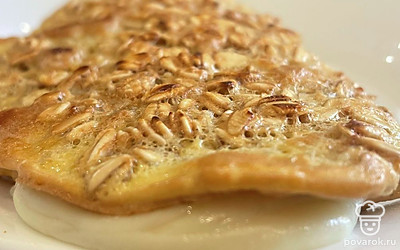 Выкладываем сыр и складываем овсяноблин пополам.