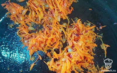 Сделать зажарку. Обжарить нарезанный лук и натертую морковь.