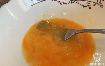 Яйцо разбиваем и вилочкой взбиваем до однородной консистенции.