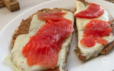 Овсяноблин разрезаем и выкладываем кусочки форели.