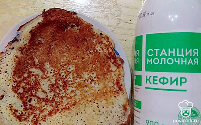 Обжарить блины с двух сторон на горячей сковороде.