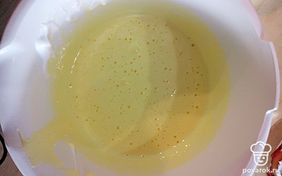 Взбить яйца с сахаром и солью.