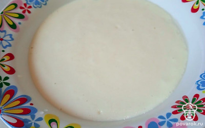 Смешайте блинную муку, воду и растительное масло.