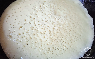 Налейте немного теста на раскаленную сковороду. 