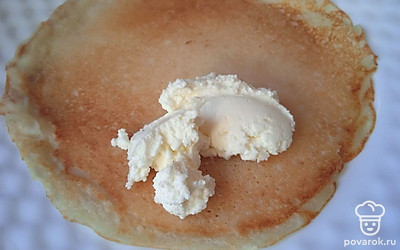 Обжарьте блинчик с двух сторон. Положите на блинчик творожный сыр.