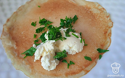 Добавьте нарезанную петрушку.