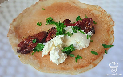 Выложите вяленые помидоры.