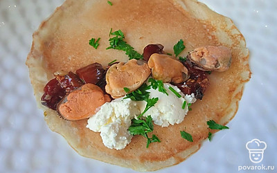 Отварите мидии две минуты в кипящей воде. Положите на блинчик.