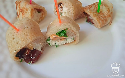 Подавайте блинчик, нарезав на кусочки.