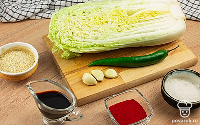 Выложите все ингредиенты для начинки. Промойте пекинскую капусту и перец.