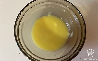 Сливочное масло растопите в микроволновке до жидкого состояния. 