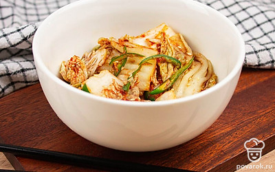 Храните заготовку в холодильнике, перед подачей нарежьте толстыми или тонкими пластинами поперек кочана. Приятного аппетита.