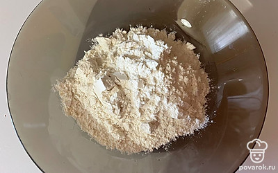Муку перемешайте с разрыхлителем. 