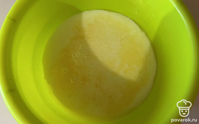 В миску для теста поместите сахар (если делаете коржи для торта, используйте небольшое количество сахара), сливочное масло, молоко, воду. 