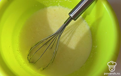 Перемешайте жидкие ингредиенты. 