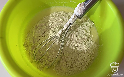 Добавьте в миску муку с разрыхлителем. 