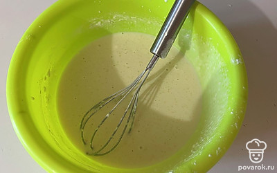 Замешайте однородное тесто без комочков муки. 