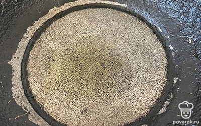 Сковороду смажьте растительным маслом и поставьте на огонь. 