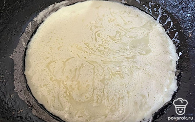 На раскаленную сковороду вылейте половник приготовленного теста. 