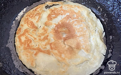 Переверните блин и обжаривайте его еще 2-3 минуты. 