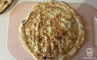 Готовые блины обрежьте ножом по форме. 