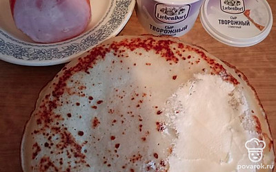 Блинчики свежие, но уже остывшие мажем сыром.