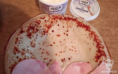 Выкладываю сверху кусочки ветчины. Можно еще добавить зелень.