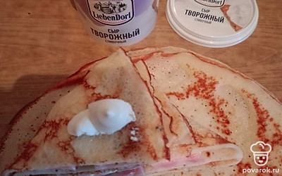 Делаем из блинчика треугольник (или трубочку), разрезаем пополам, чтобы был красивый срез.