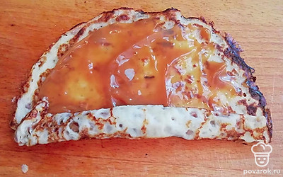 Смазываем каждый блин вареной сгущенкой, сворачиваем в рулет.