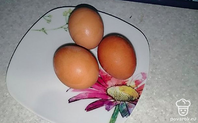 Добавляем три яйца.