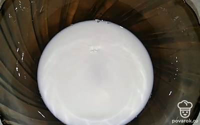 Смешиваем молоко и яйца, добавляем сахар и щепотку соли, перемешиваем.