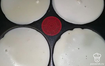 Выпекаем блинчики на блиннице.