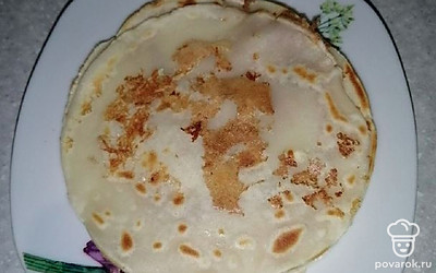 Каждый блинчик можно смазать маслом.