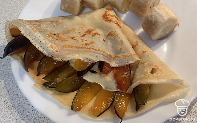 Блинчики на йогурте с бананом и сливой — Рецепт с фото