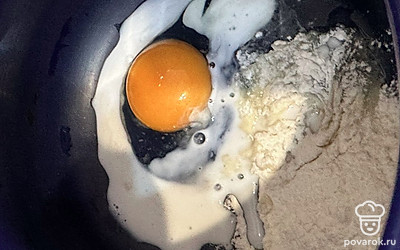 Соединяем яйцо с мукой, содой, ванилином. Вливаем молоко.
