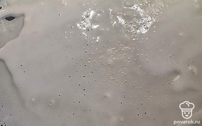 Сковороду смазываем кокосовым маслом. Выливаем тесто. Выпекаем на среднем огне около 3 минут с одной стороны.