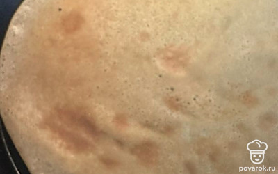 Переворачиваем блинчик и жарим с другой стороны 2 минуты на среднем огне.