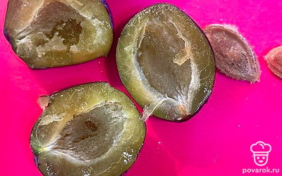 Сливу промываем, удаляем косточку, нарезаем на мелкие кусочки.