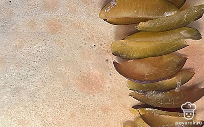 Выкладываем сливы на блин. Сворачиваем его. Обжариваем 1 минуту блинчик вместе со сливой.